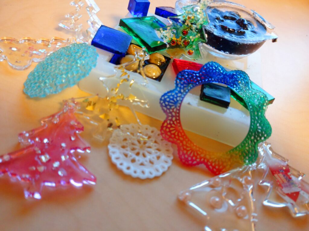 午前：創作 レジン～午後：認知行動療法