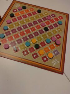 AM:ペーパークラフト＆ボードゲーム／PM:椅子ヨガ