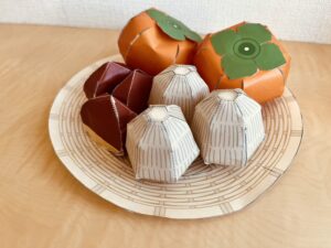 AM：ペーパークラフト＆ボードゲーム／PM：椅子ヨガ＆新聞エコバッグ作り